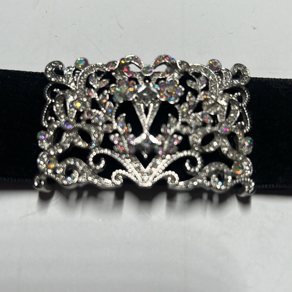 Betsey Johnson silver & black velvet ribbon bracelet euc closes w button - Picture 2 of 5